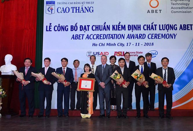 Đại diện ABET trao chứng nhận cho trường