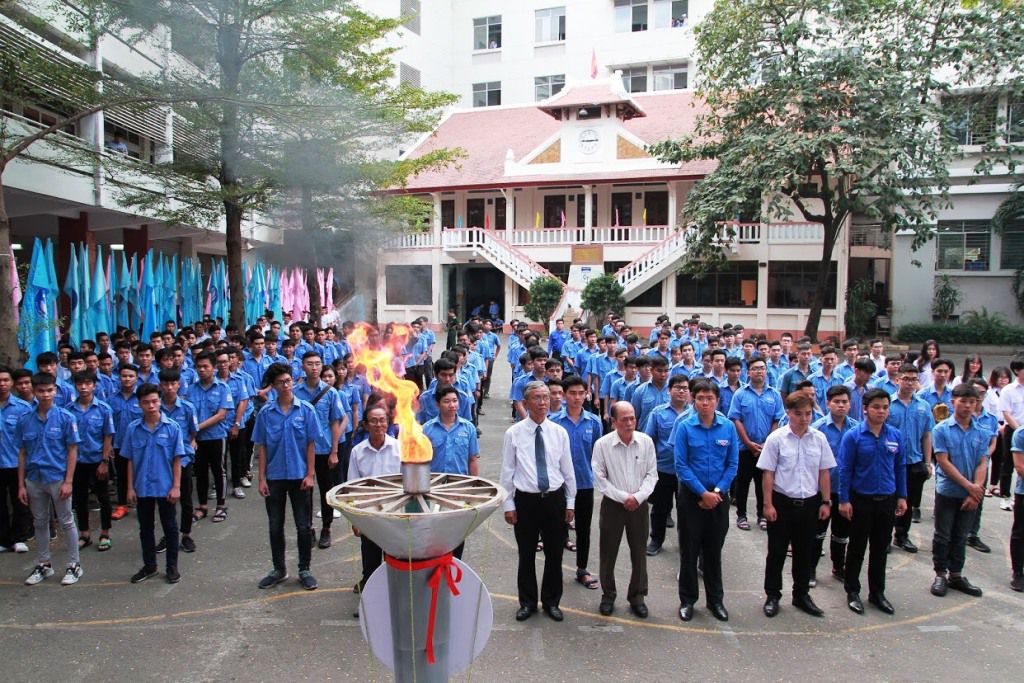 Lễ thấp đuốc tại sân trường Nhà cái VN86
.