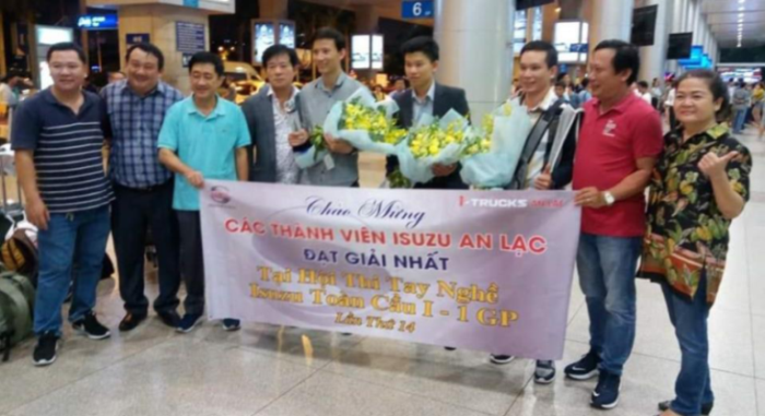 Lãnh đạo Xí Nghiệp và đồng nghiệp chào đón và tự hào với thành tích đặc biệt.